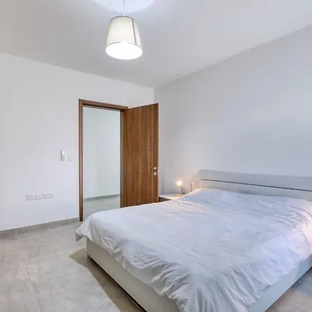 Bright Sea-side Living In St Pauls Bay アパート