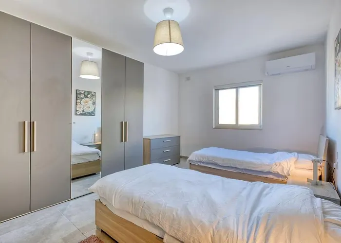 Bright Sea-side Living In St Pauls Bay アパート