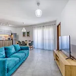 Bright Sea-side Living In St Pauls Bay アパート