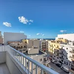 아파트 Bright Sea-side Living In St Pauls Bay 세인트폴스베이