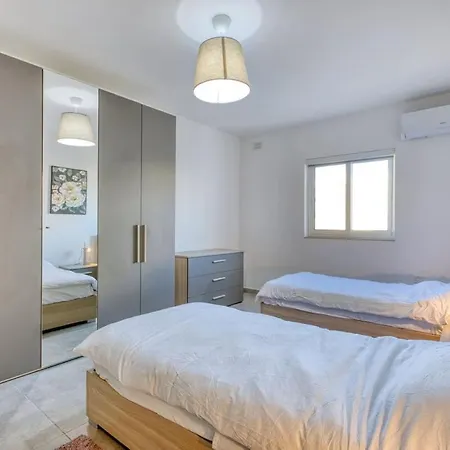 Bright Sea-side Living In St Pauls Bay Apartament