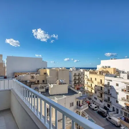 아파트 Bright Sea-side Living In St Pauls Bay 세인트폴스베이