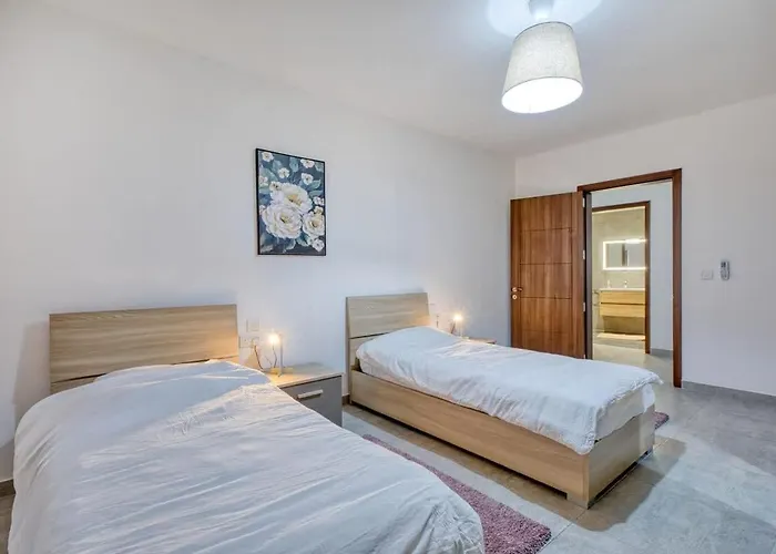 Bright Sea-side Living In St Pauls Bay Lejlighed *