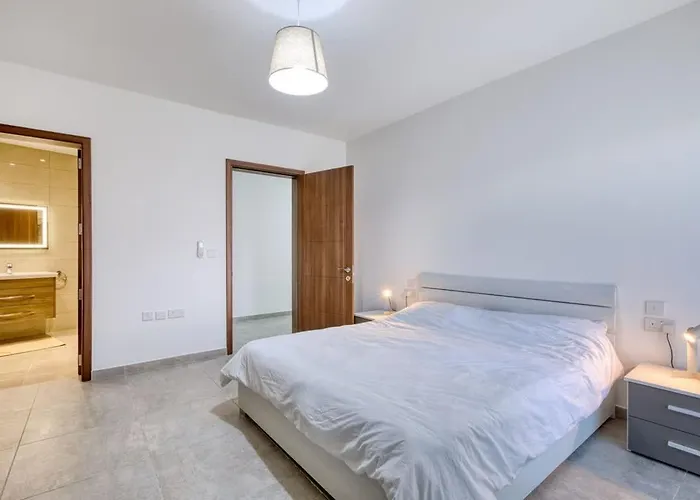 Bright Sea-side Living In St Pauls Bay Apartament