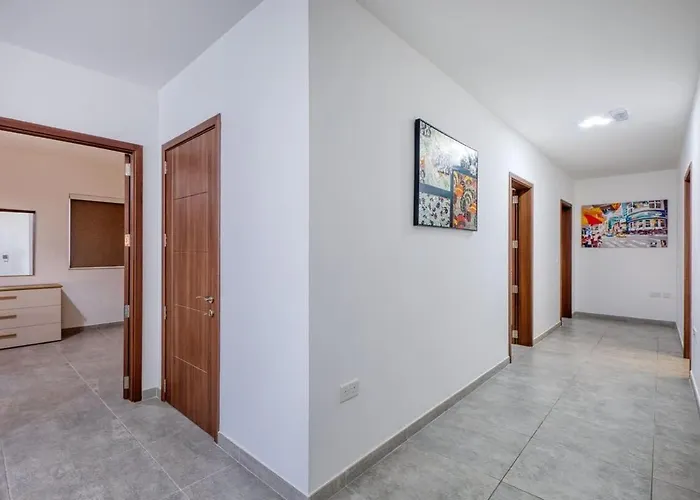 Bright Sea-side Living In St Pauls Bay Lejlighed