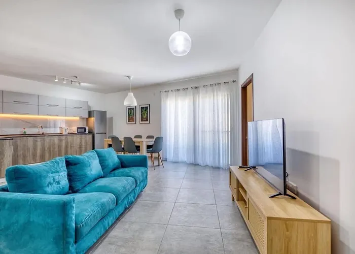 Bright Sea-side Living In St Pauls Bay Apartament